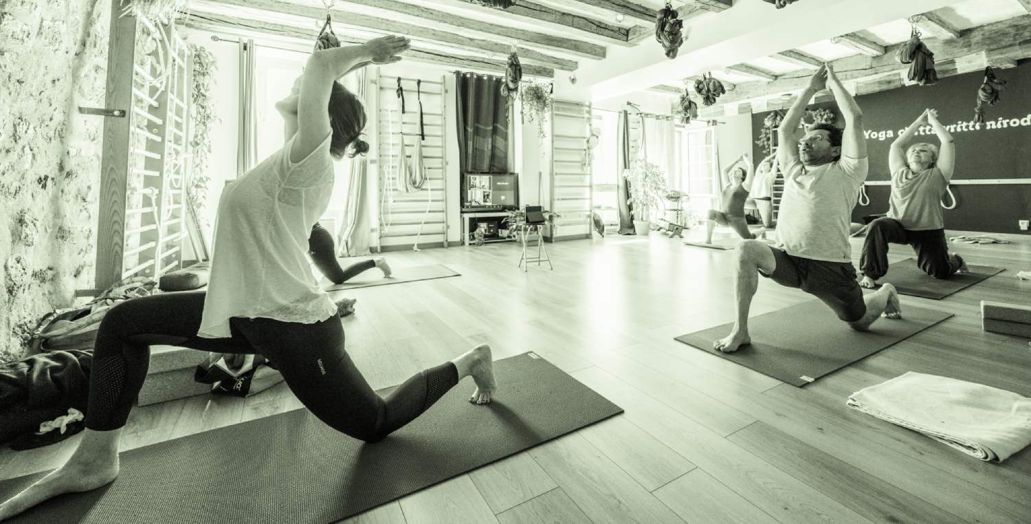Cours de yoga fente extension arrière